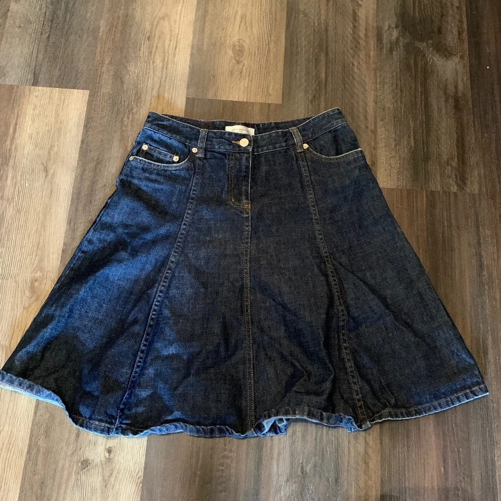 Isaac Mizrahi flared dark denim snap pocket skirt. Worn‎ once